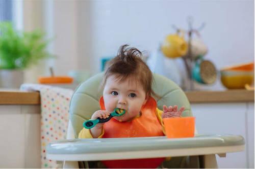 זוג כפיות פטנט לאכילה קלה של התינוק TOMMEE TIPPEE טומי טיפי
