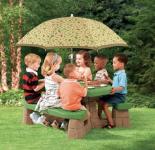 שולחן פיקניק מעוצב עם שמשייה בהדפס עלים לעד 6 ילדים לבית לגינה ולמרפסת STEP2